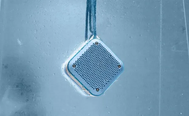 Outdoor Box Shower, une enceinte portable qui vous accompagne sous la douche