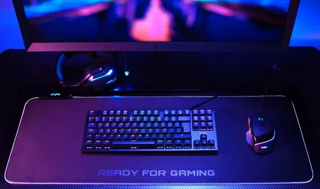 Tapis De Souris XXL LED Pour Gamer : Confort Et Durabilité.